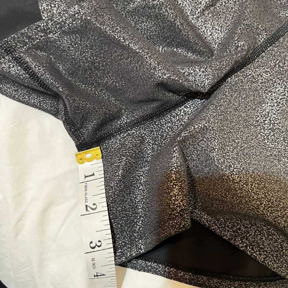 Lululemon luminosity foil print black silver metallic  Shorts, size 8 - Picture 7 of 13